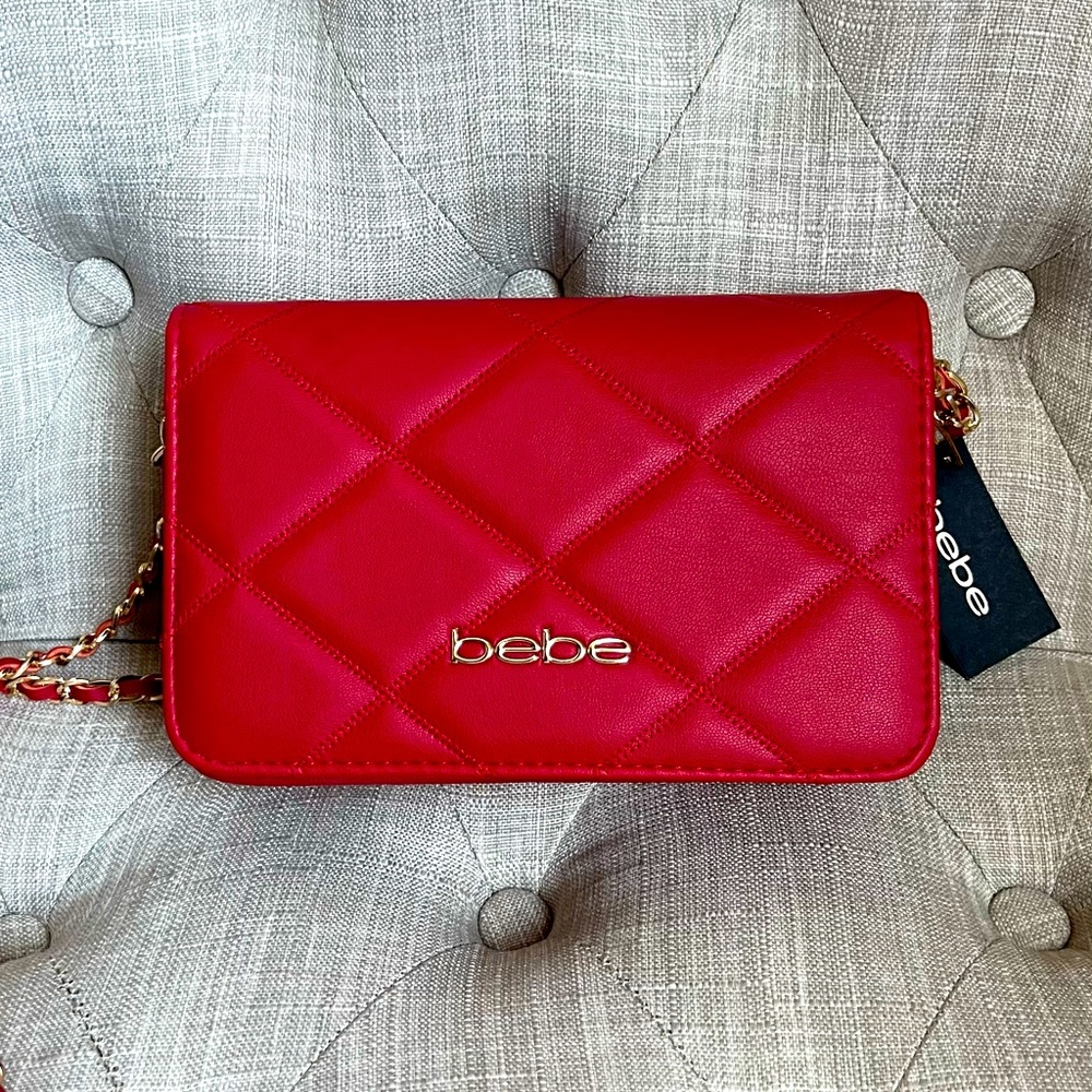 Super cute fire engine red crossbody. Love the gold chain!!
